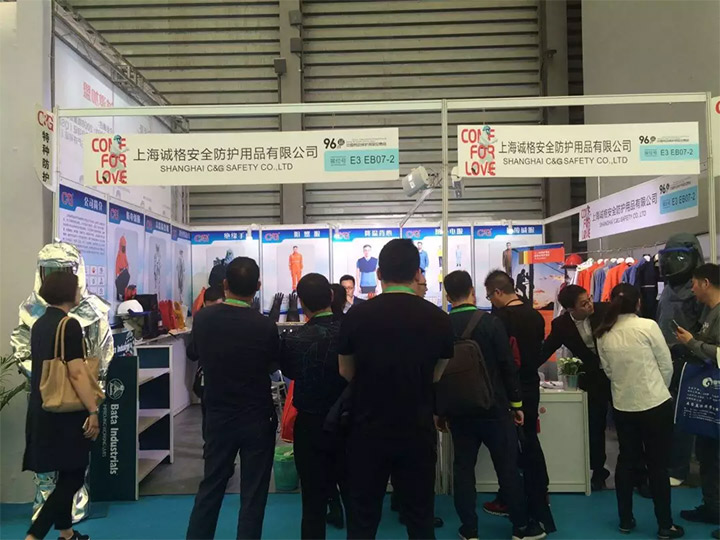 蜂擁而至，開始圍觀