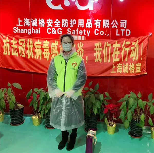 攜手戰(zhàn)&ldquo;疫&rdquo;，逆風(fēng)而上，上海志愿者助力抗疫防護服生產(chǎn)