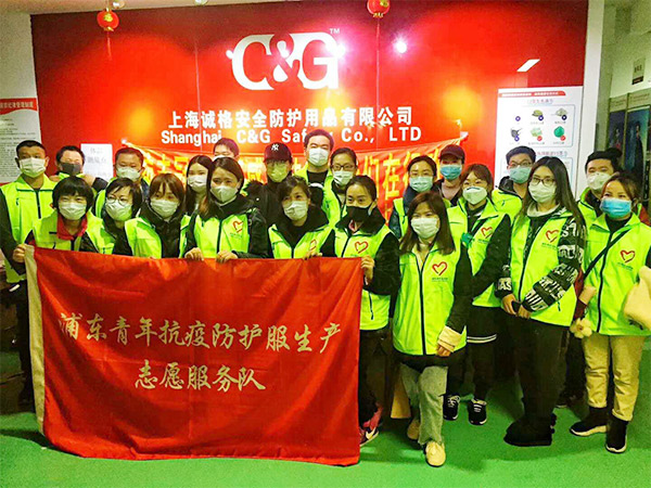 攜手戰(zhàn)“疫”，逆風(fēng)而上，上海志愿者助力抗疫防護服生產(chǎn)