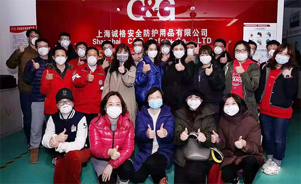 攜手戰(zhàn)&ldquo;疫&rdquo;，逆風(fēng)而上，上海志愿者助力抗疫防護服生產(chǎn)